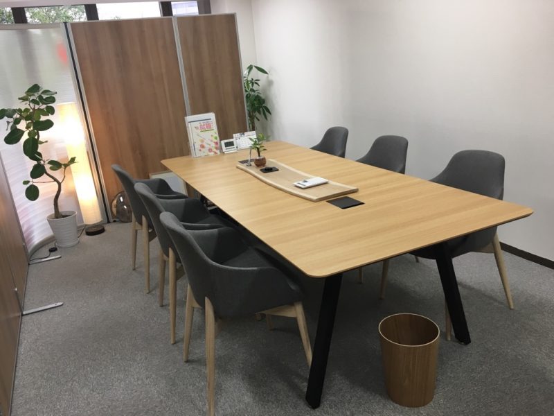 小規模なレイアウト変更でこんなにおしゃれに 木製テーブルで落ち着いた雰囲気のオフィス出来上がりました オフィスレイアウト神戸 兵庫 大阪 東京