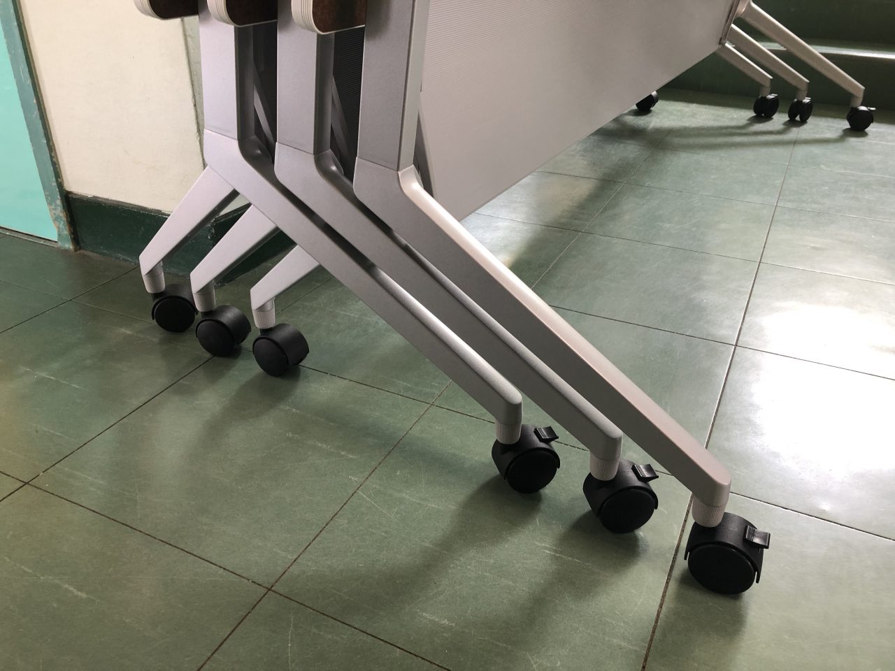 平成最後のブログです！！平行スタッキング機能のコクヨ製リーフラインは収納に場所を取らず、とても便利です