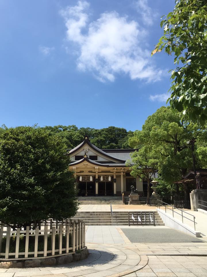 湊川神社にてライムグリーン