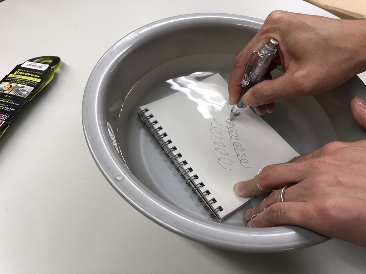 エアプレスは『速書き』や『上向き筆記』『湿った紙への筆記』など機能充実のノック式加圧油性ボールペンです。