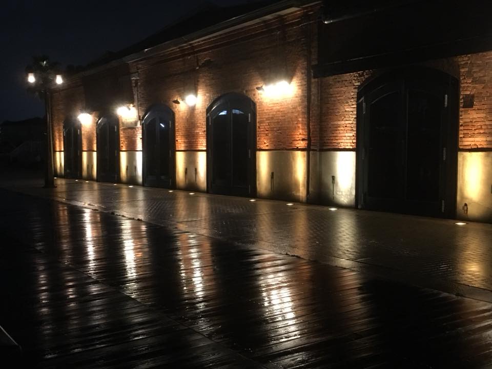 雨の夜、神戸煉瓦倉庫にて