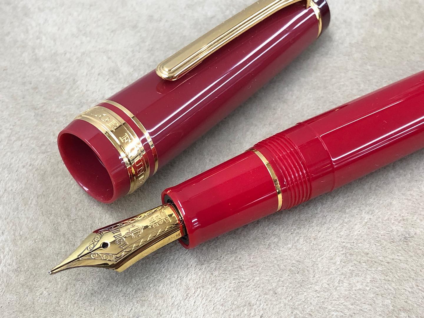 セーラー 還暦万年筆 -KAN- は、日本古来の”3色の赤”が使用されて還暦