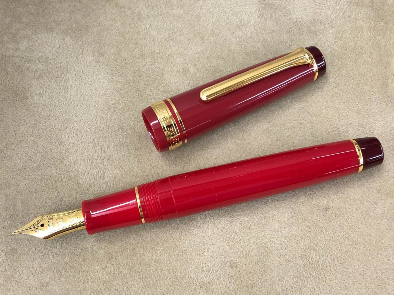 セーラー 還暦万年筆 -KAN- は、日本古来の”3色の赤”が使用されて還暦 